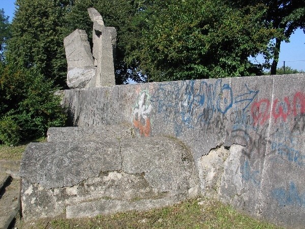 Przemyski pomnik ku czci jeńców rosyjskich i włoskich, zamęczonych w hitlerowskim obozie, przedstawia opłakany widok.