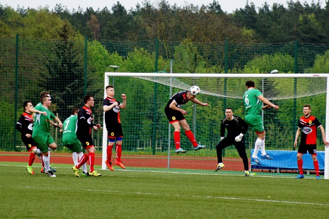 Dąb Barcin zwyciężył z Notecią Gębice 3:1. Pierwsza połowa zakończyła się wynikiem 0:1. Bramki dla Dębu strzelili: Bartłomiej Dreżewski (65’), Adam Sobierajski (75’), Jarosław Plewa (90’). Autorem jedynego gola dla Noteci Gębice jest Daniel Aleksandrowicz (25’).Czytaj także: Pałuczanka Żnin wygrała z Pogonią II Mogilno [zdjęcia]INFO Z POLSKI - przegląd najciekawszych informacji ostatnich dni w kraju: