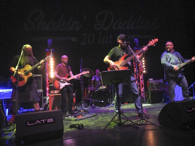 W Teatrze Rondo odbył się koncert z cyklu XIII Jesienny Przeciąg Gitarowy. Tym razem zaprezentował się zespół SHAKIN DADDIES, który obchodził swoje XX lecie. 