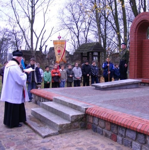 Na uroczystość odsłonięcia pomnika przyszło sporo mieszkańców Bukowego.