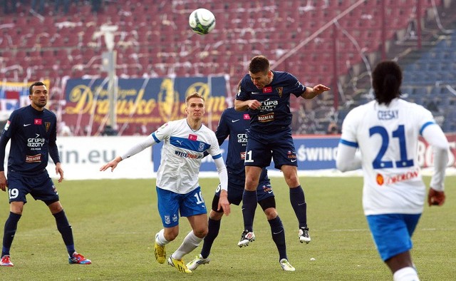 Łukasz Teodorczyk (biały strój w środku) w pojedynku o piłkę z Robertem Kolendowiczem.
