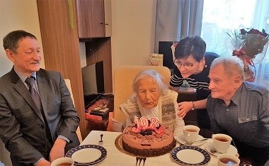 Jubilatka z urodzinowym tortem, z prawej jej rodzina, z lewej wójt jarocińskiej gminy Zbigniew Walczak
