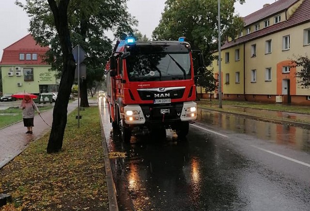 Sprawdziły się prognozy synoptyków. W sobotę, 26 września, przez większość dnia w Kostrzynie padał ulewny deszcz. Na skutki nie trzeba było długo czekać. Woda zalała piwnicę, były też utrudnienia na drodze krajowej nr 31. Niezbędna okazała się pomoc strażaków z OSP Kostrzyn. Strażacy dostali wezwanie do zalanej piwnicy w jednym z bloków przy ul. Orła Białego. Konieczna była też interwencja na ul. Sikorskiego. Woda zalała tutaj drogę pod wiaduktem kolejowym. Taka sytuacja powtarza się tu regularnie po każdych większych opadach deszczu. Po wypompowaniu wody strażacy natrafili na kilka zgubionych przez kierowców tablic rejestracyjnych. Zostały one pozostawione w widocznym miejscu w okolicy wiaduktu kolejowego, pod którym je znaleziono.Z prognoz synoptyków wynika, że również niedziela będzie deszczowa. Polecamy wideo: Gwałtowna burza i ulewa w Zielonej Górze i okolicach
