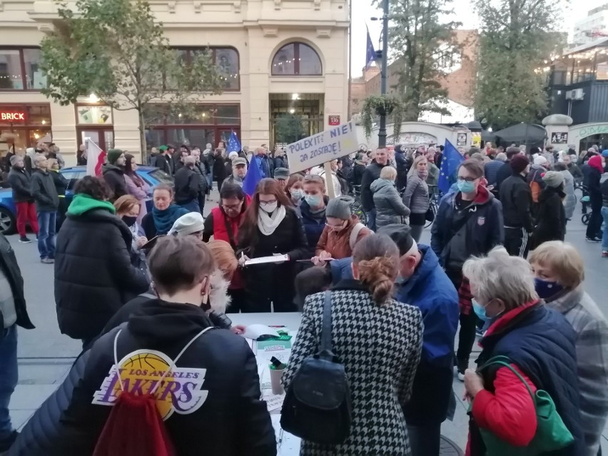 Setki łodzian protestowały w niedzielę w Łodzi przeciwko...