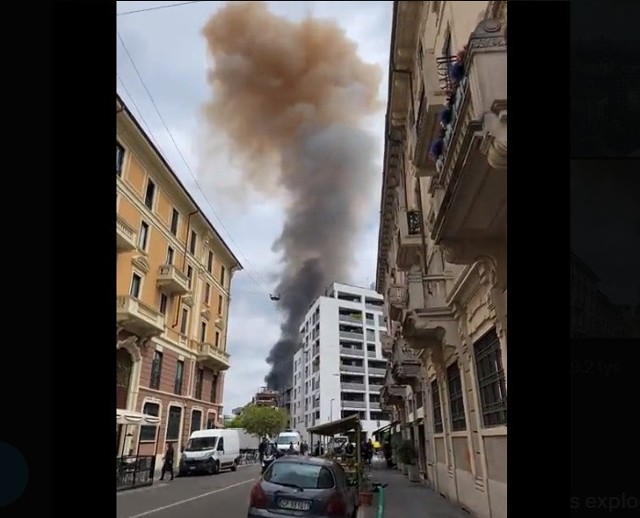 Wybuch w centrum Mediolanu. Eksplodowała furgonetka. Służby gaszą wielki pożar