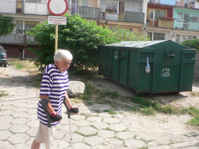 Mieszkająca na osiedlu Danuta Gułaj, niechętnie nawet spogląda na śmietnik, spod którego zabrano bezdomnego.