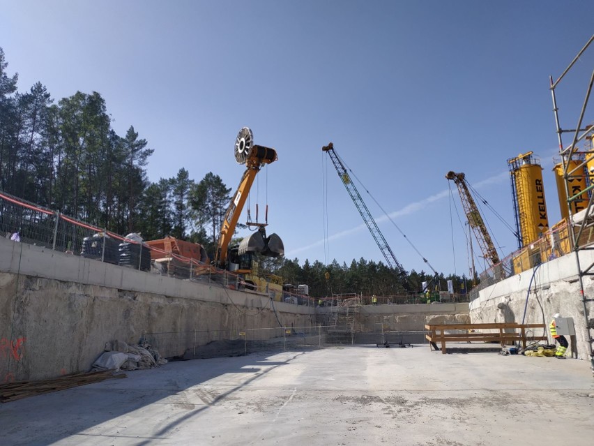 Budowa tunelu w Świnoujściu. Trwa przygotowanie komory startowej dla maszyny TBM. Zobacz zdjęcia