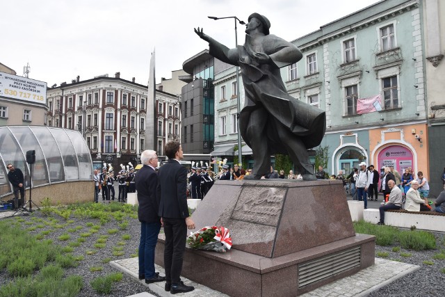 Pod pomnikiem artysty mieszkańcy miasta złożyli kwiaty. Wydarzeniu akompaniowała Sosnowiecka Orkiestra Dęta. Zobacz kolejne zdjęcia. Przesuwaj zdjęcia w prawo - naciśnij strzałkę lub przycisk NASTĘPNE