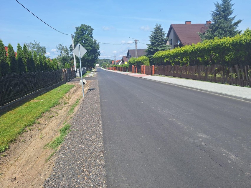 Nowa droga powiatowa równa jak stół i piękny chodnik na odcinku relacji Stromiec - Ksawerów Nowy