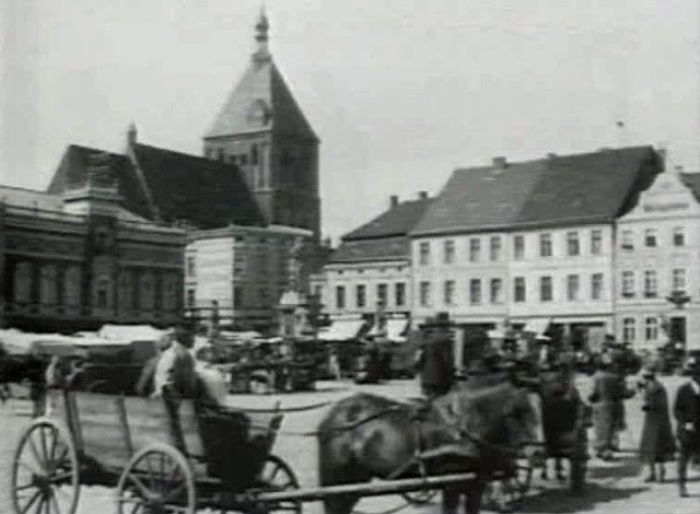 Kadr z filmu, rynek w Koszalinie