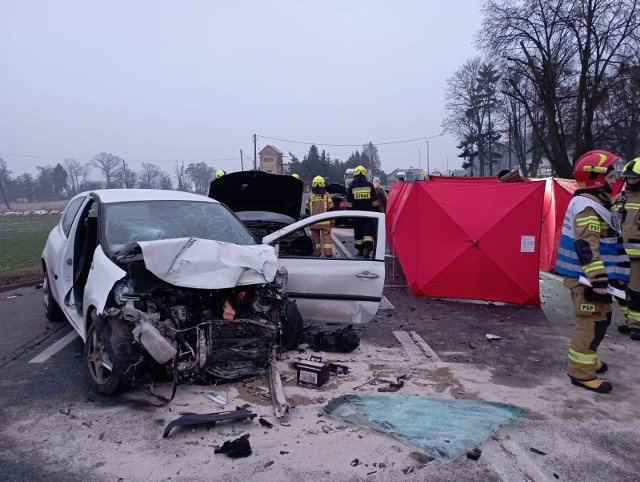 W wyniku wypadku na miejscu zginął 21-letni kierowca audi, a 31-latka i jej 13-letni syn z renault z obrażeniami ciała zostali zabrani do szpitala w Kępnie