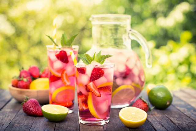 Lemoniada truskawkowa to aromatyczny napój, który można przygotować z sezonowych owoców i ziół. Kliknij w obrazek, aby zobaczyć składniki potrzebne do zrobienia lemoniady.
