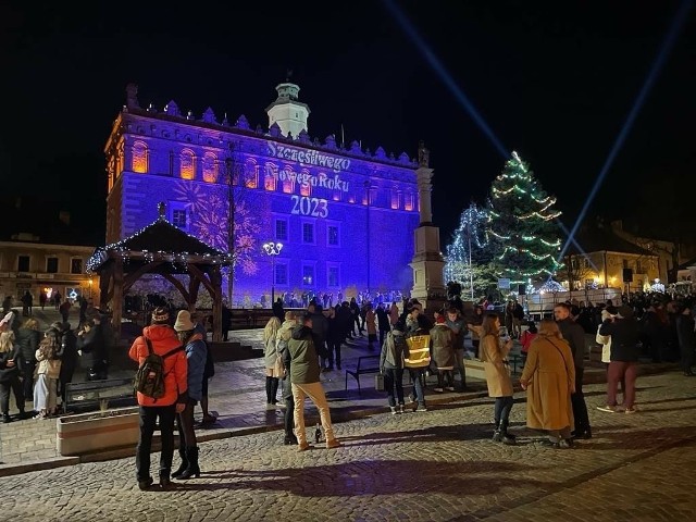 Piękne było powitanie Nowego Roku 2023 na Rynku w Sandomierzu. Był tradycyjny polonez poprowadzony przez Karola Burego, życzenia od burmistrza Marcina Marca i dobra zabawa.