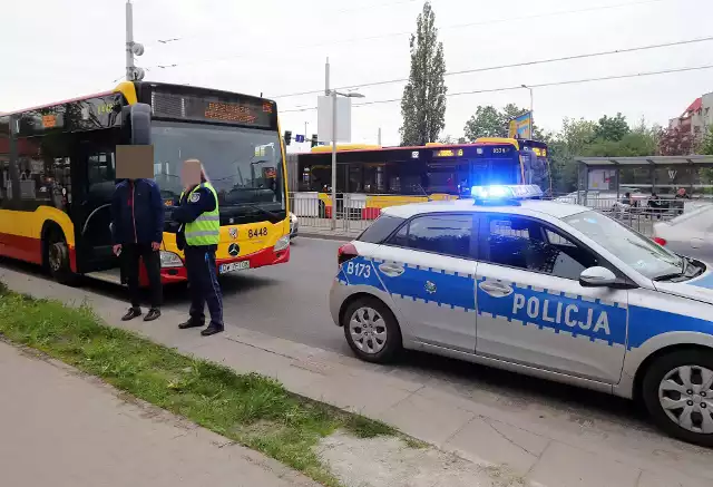 (10.04.2024) Wypadek na ul. Strzegomskiej we Wrocławiu. Autobus MPK potrącił nastolatka.