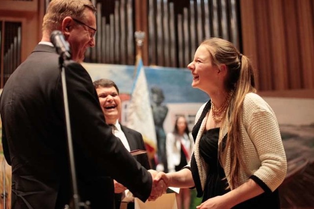 Marta Gomolla, maturzystka z II LO,  za największy sukces olimpijski (pierwsze miejsce w kraju na olimpiadzie języka niemieckiego) otrzymała nagrodę wojewody.