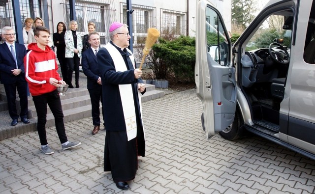 Biskup Andrzej Kaleta gościł w środę w Zespole Szkół Rolniczych w Cudzynowicach, gdzie poświęcił nowo zakupiony samochód dla szkoły.