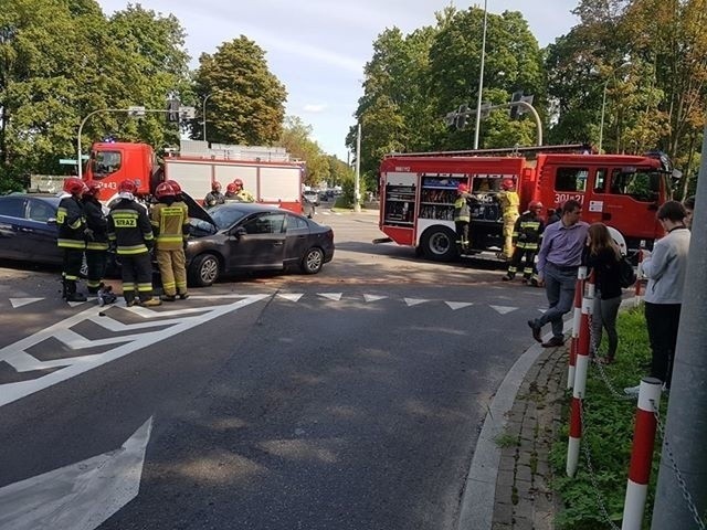 Dwa samochody osobowe marki renault i ford zderzyły się na...