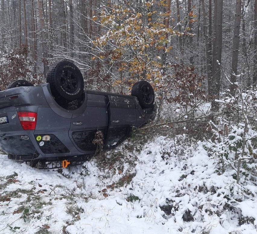 Kierowca samochodu został zabrany do szpitala.