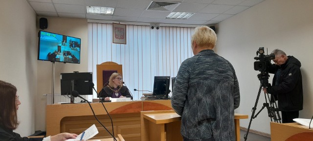 Lokatorka zeznając przed sądem i opowiadając o tym, jak traktuje ją i jej niepełnosprawnego syna dyrektor Zarządu Lokali Miejskich, cały czas płakała.