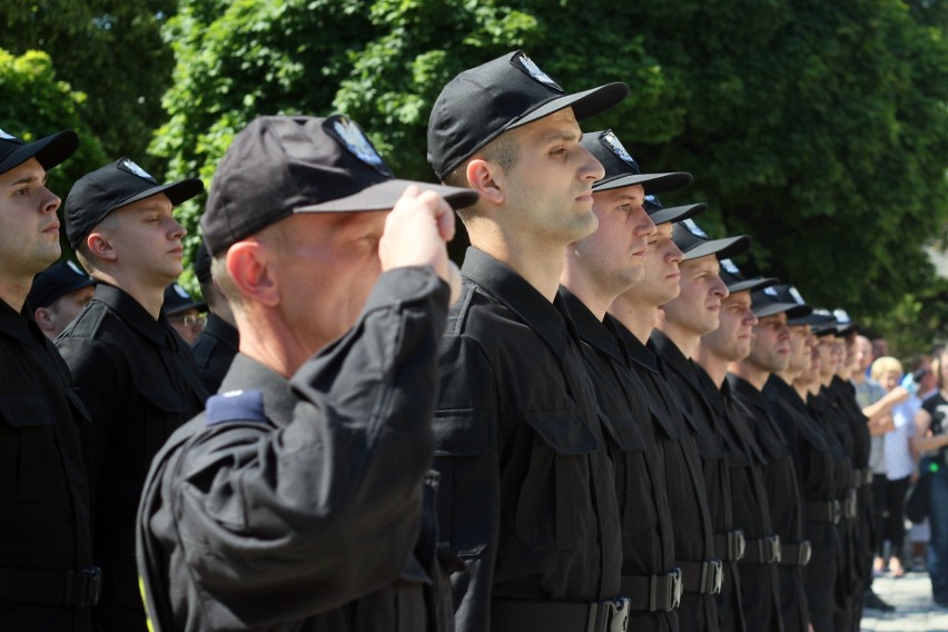 Lubelska policja ma nowych funkcjonariuszy. Ślubowanie złożyło 36 osób (ZDJĘCIA, WIDEO)