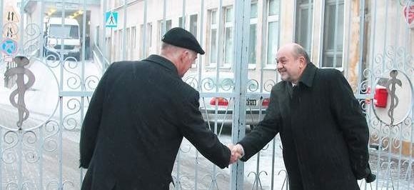 Bramę starego szpitala symbolicznie zamykają prezydent Grudziądza Robert Malinowski (z lewej) i dyrektor lecznicy Marek Nowak.