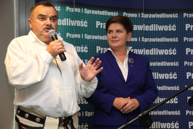 Beata Szydło z Janem Piczurą, szefem struktur PiS w powiecie tatrzańskim, namawiali spotkanych do głosowania na PiS