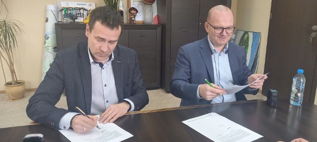 Umowę na montaż instalacji fotowoltaicznych w szkołach i przedszkolach podpisali Adam Bolek, burmistrz Białobrzegów (z lewej) i pełnomocnik wykonawcy Przemysław Naklicki. 