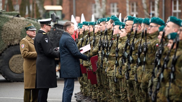 10 grudnia 2022 w Olsztynie Mariusz Błaszczak wicepremier - minister obrony narodowej wziął udział w przysiędze żołnierzy - ochotników, którzy wstąpili w szeregi Wojska Polskiego