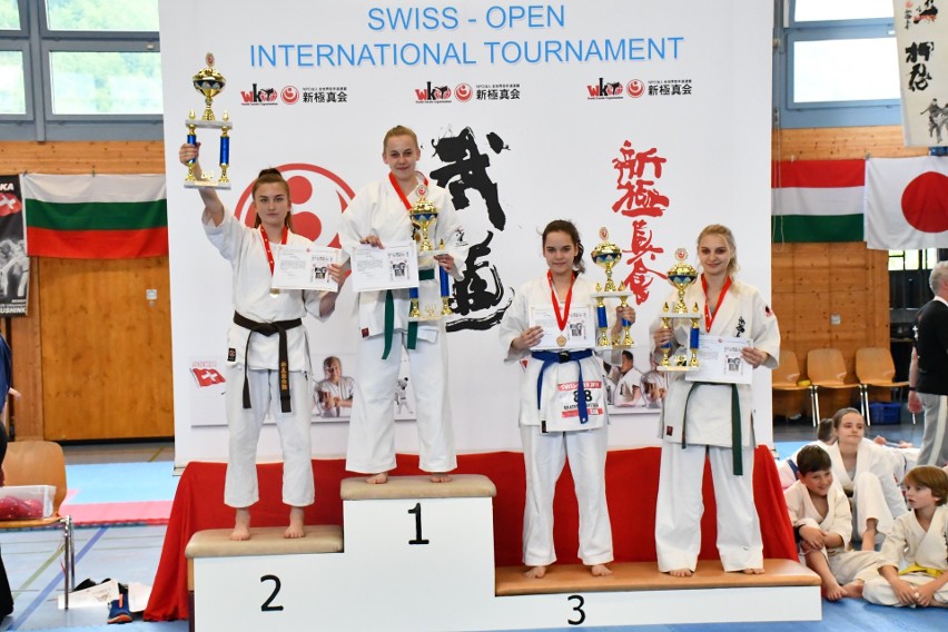 Medalowy start karateków z Morawicy i Piekoszowa na ważnych zawodach w Szwajcarii [ZDJĘCIA]