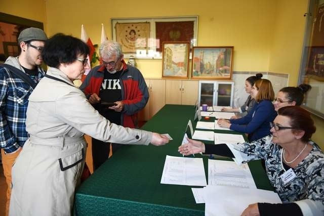 Wybory prezydenckie Toruń 2015  komisje wyborcze na starym mieścieoddawanie głosów w komisji wyborczej nr 52 w I LO
