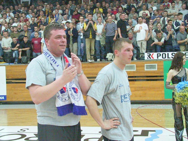 Andrzej Bystram (z prawej) i prezes Vive Kielce Bertus Servaas podczas ceremonii wręczenia złotych medali mistrzostw Polski w 2003 roku.