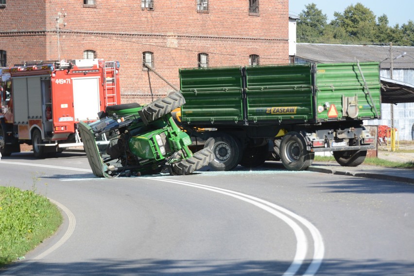 Ciągnik rolniczy przewrócił się w Radzyniu Chełmińskim [zdjęcia]