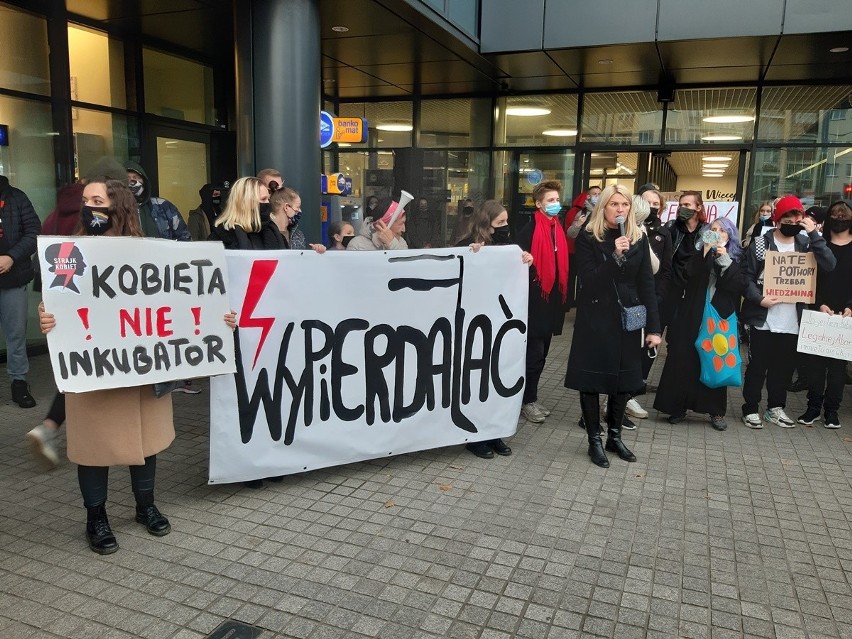 Protest (nie tylko) kobiet w Szczecinie. Dziś spacer pod pomnik Lecha Kaczyńskiego - 27.10.2020