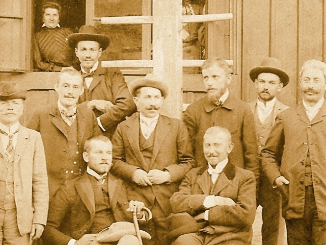 Budowniczowie wiaduktu w Turce 1903. Najwyżej w kapeluszu Kazimierz Jarocki, drugi od prawej Artur Kühnel.