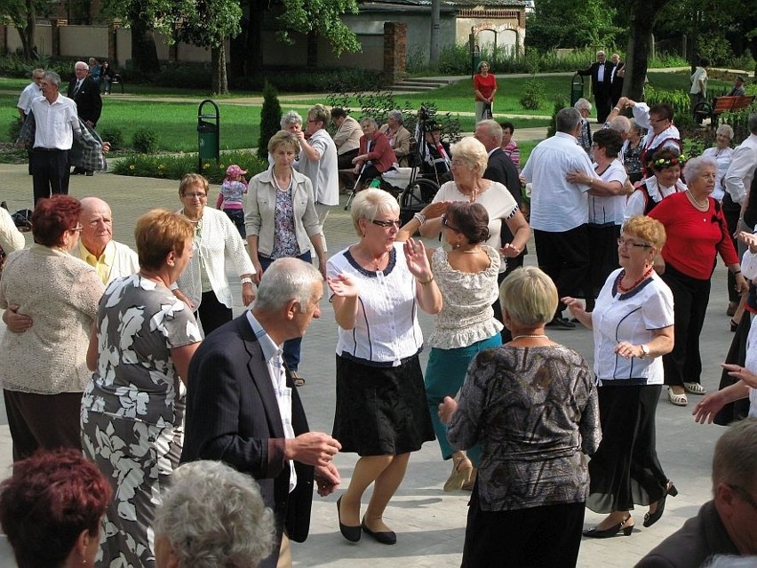 Seniorzy bawili się w parku 100-lecia w Piechcinie.