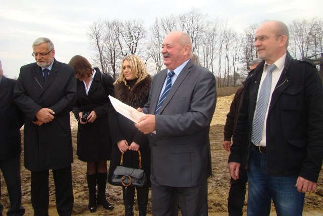 Burmistrz Jan Makowski podczas uroczystego rozpoczęcia budowy pływalni