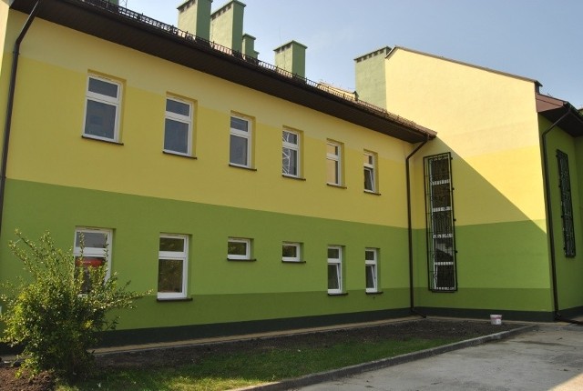 Budynek Warsztatów Terapii Zajęciowej w Połańcu dzięki ociepleniu ścian zyskał nie tylko nowy, estetyczny wygląd, ale będą też oszczędności w ogrzewaniu.