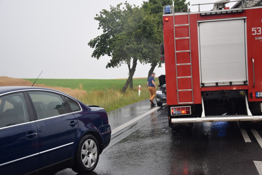 Wypadek pięciu aut w strugach deszczu na Górce Woźnickiej pod Sieradzem. Kobieta w szpitalu - ZDJĘCIA