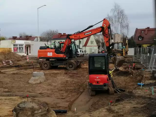 Podczas budowy trasy tramwajowej na Naramowice, przy skrzyżowaniu ul. Naramowickiej i Sarmackiej odnaleziono ludzkie zwłoki