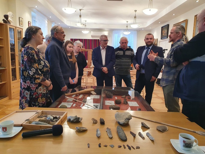 Spotkanie historyczne o epoce kamienia w muzeum w Nowym...