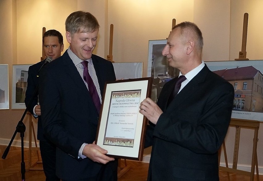 Nagrodę z rąk prezydenta Ryszarda Brejzy odbiera Przemysław...