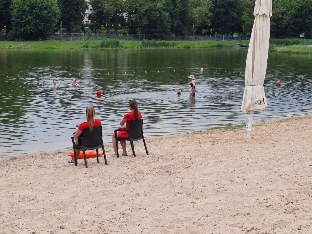 Zanim nad Jędrzejowem przeszła ulewa, w piątkowe popołudnie - słońce, wysoka temperatura i orzeźwiająca woda w zalewie przyciągała mieszkańców. Było kilka osób chętnych na kąpiel, a dzieci na zabawę na placu zabaw. Nad wodę przyjechali także rowerzyści. Przed obiektywem pięknie prezentowały się mieszkanki zalewu - dzikie kaczki.Przypomnijmy, że sezon kąpielowy nad jędrzejowskim zalewem rozpoczął się 1 lipca i potrwa tylko do końca tego miesiąca. Dlatego w tym czasie warto się wybrać nad wodę.WIĘCEJ ZDJĘĆ NA KOLEJNYCH SLAJDACH>>>>