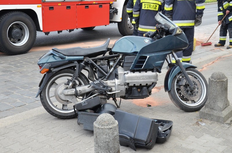 Wrocław: Wypadek na al. Hallera. Motocykl zderzył się z samochodem (FOTO)