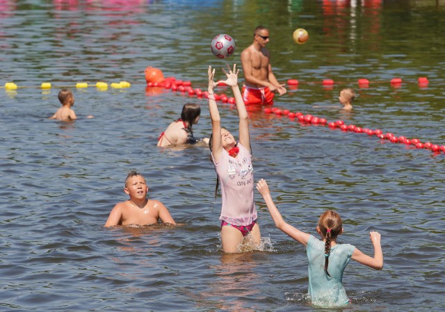 Lato w Poznaniu zaczęło się bardzo upalnie, dlatego tłumy kąpiące się w jeziorze Rusałka i opalające na plaży nikogo nie dziwią. Ratownicy pilnują nie tylko bezpieczeństwa osób przebywających w jeziorze, ale też uczulają wszystkich na zagrożenia ze strony upału - upominają rodziców, żeby dzieci miały czapki na głowach i przypominają o uzupełnianiu płynów. Zobacz zdjęcia ----->
