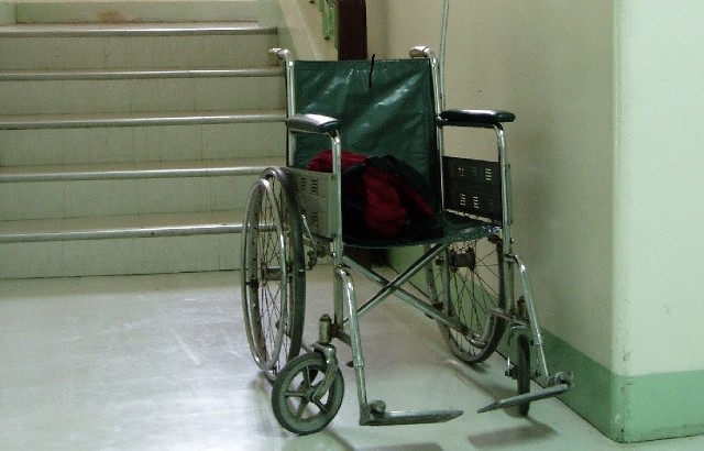 Mieszkanie dla niepełnosprawnegoKilka schodków to dla osoby poruszającej się na wózku przeszkoda nie do pokonania.
