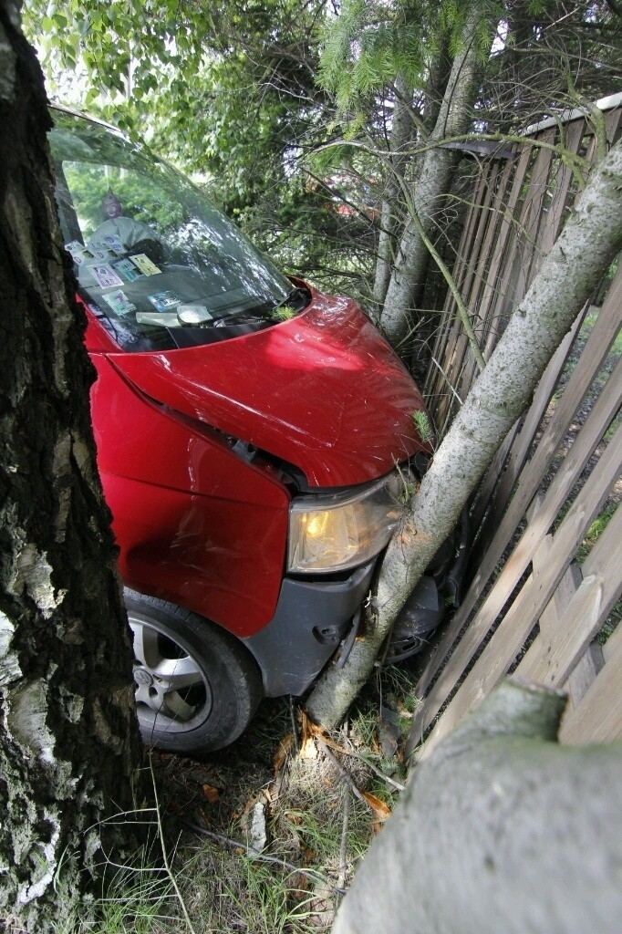 Wypadek na Ołtaszynie. Kierowca w szpitalu (ZDJĘCIA)