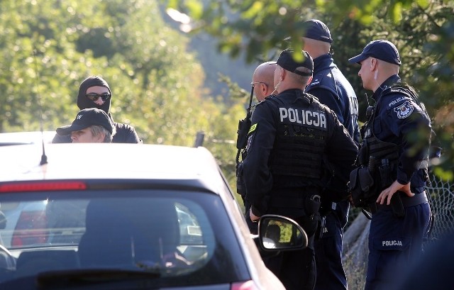 Na miejscu zdarzenia policjanci pod nadzorem prokuratora oraz pirotechnicy i funkcjonariusze z laboratorium kryminalistycznego przeprowadzili oględziny i przeszukanie mieszkania.