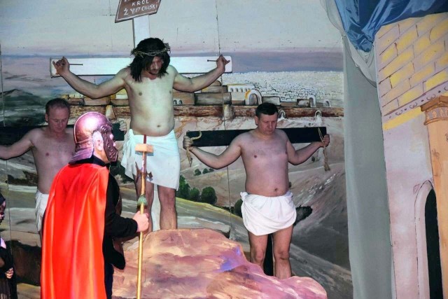 Scena ukrzyżowania Chrystusa według kałkowskiej scenografii