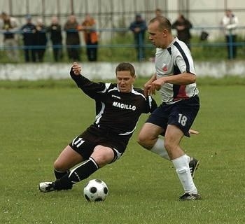 Tomasz Polak z Bieżanowianki (w ciemnym stroju) poprowadzi swój zespół w kolejnych barażowych bojach Fot Michał Klag