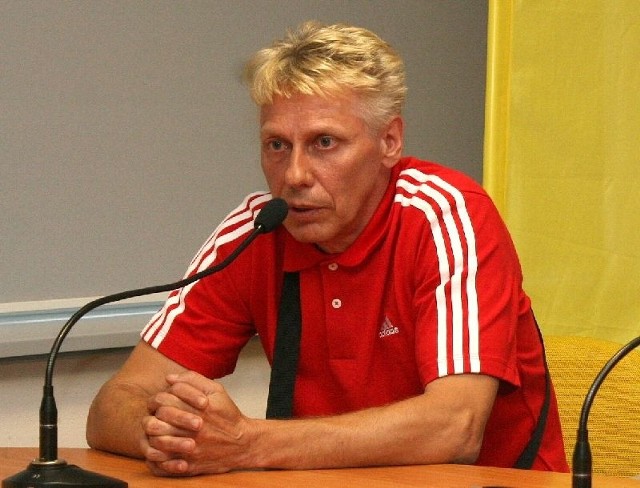Antoni Pilarz podczas konferencji prezentującej nowego trenera Korony Kielce.